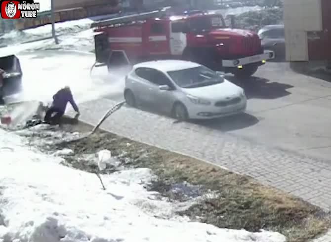 Video :An old woman is brushed by a fire hose